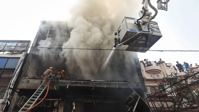 5 வீடுகளில் திடீரென தீ! பொருட்கள் தானாக எரிந்த மர்மம் — Gwalior கிராமத்தில் நடந்தது என்ன?